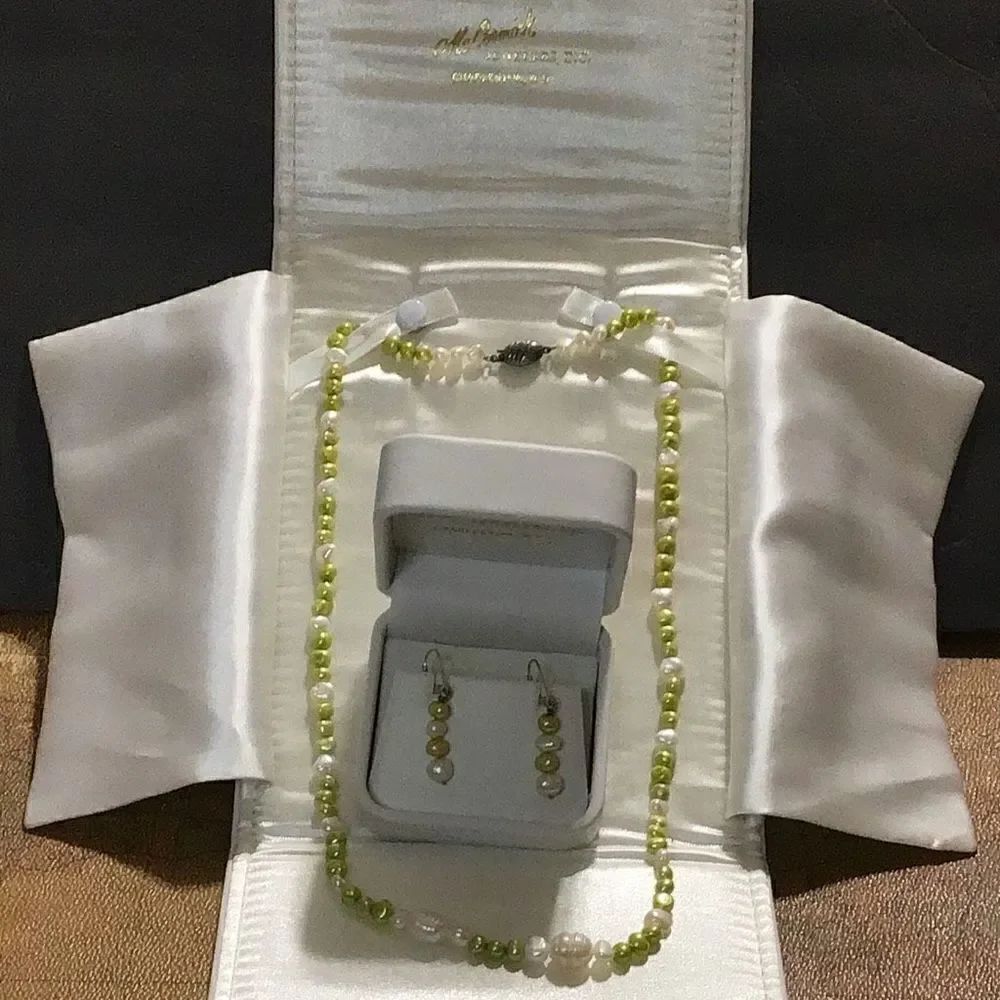 pearl Necklace vintage McCormick jewelers￼ green and white pearl necklace and ea